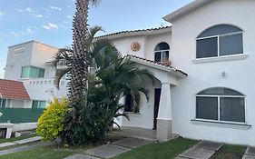 Residencia con alberca privada y jacuzzi en Lomas de Cocoyoc